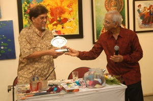 Shri. Girish Inamdar felicitate Shri. Suhas Bahulkar at Artfest 09, Indiaart Gallery